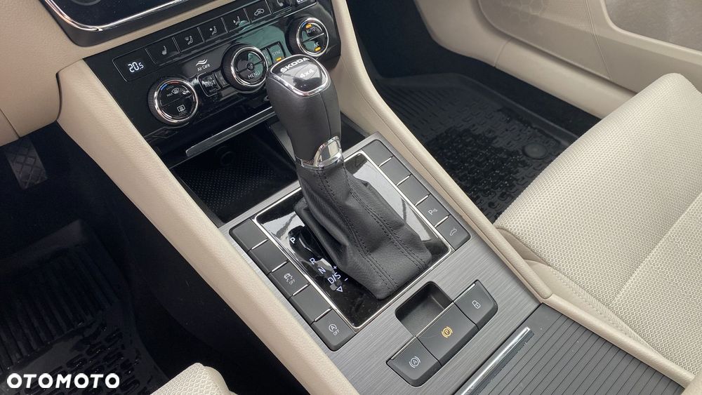 Skoda Superb 2.0 TDI SCR 4x4 Style DSG - 19