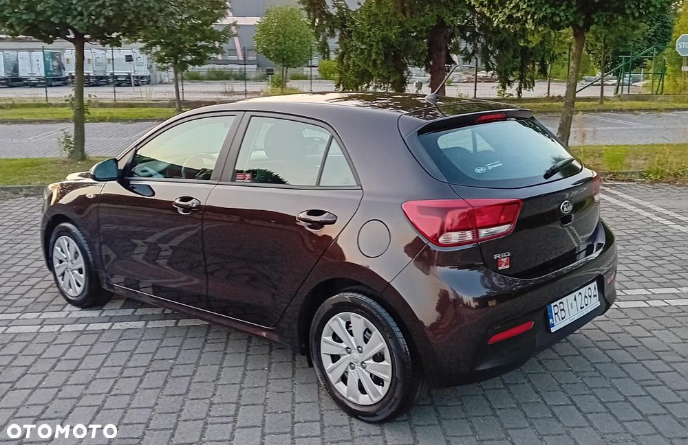 Kia Rio 1.2 L - 12