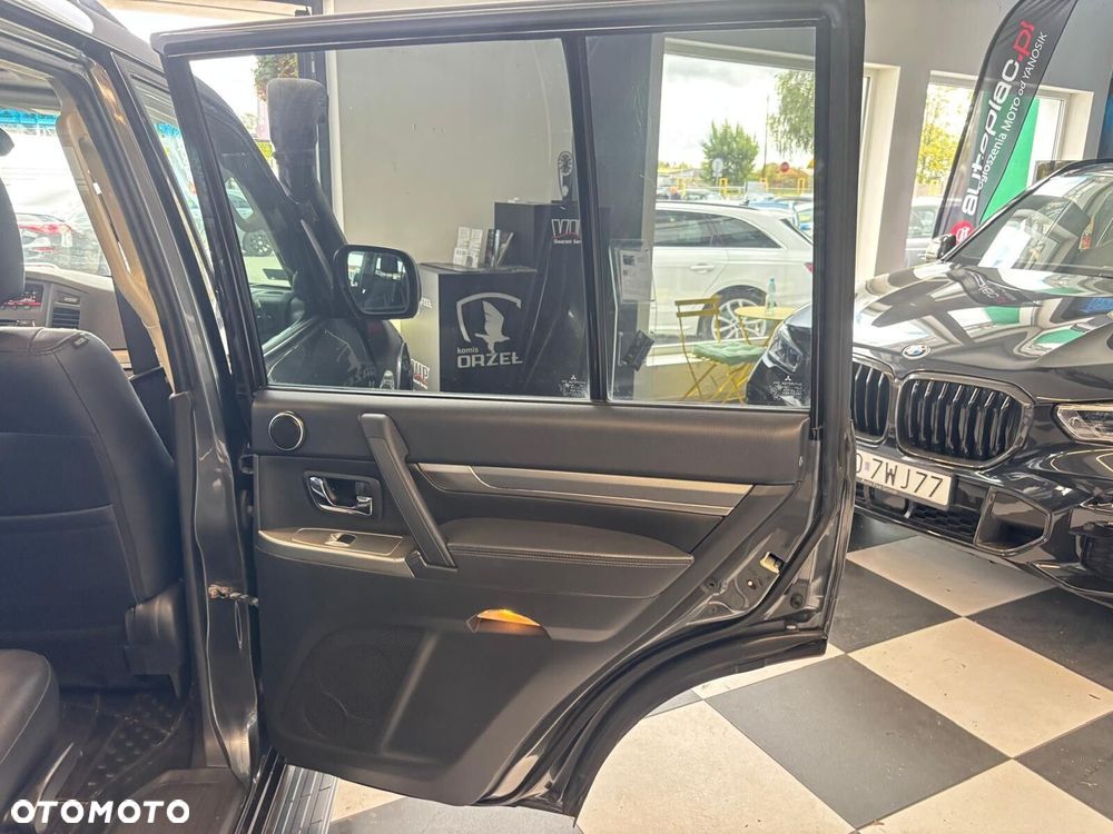 Mitsubishi Pajero - 25