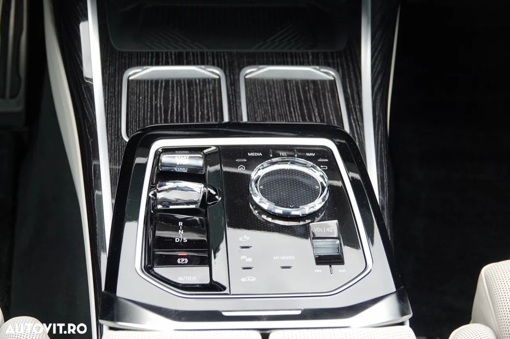 BMW Seria 7 730d xDrive MHEV - 26