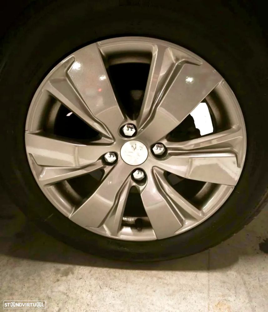 Peugeot 2008 1.2 PureTech Style - 12
