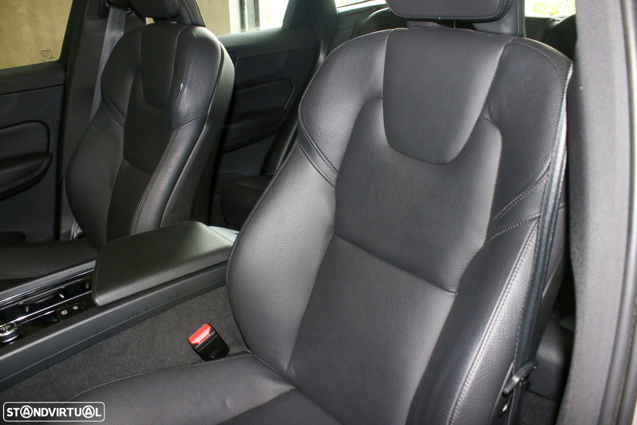 Volvo XC 60 2.0 T6 PHEV Black Edition AWD - 36