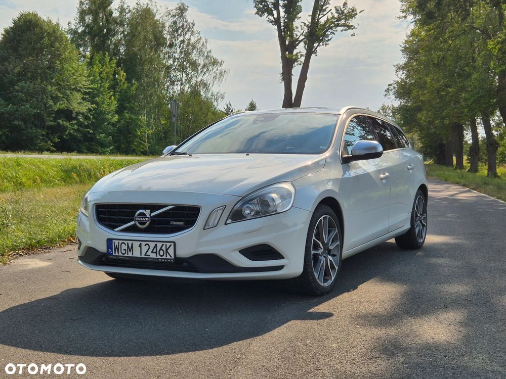 Volvo V60 D3 R-Design - 2