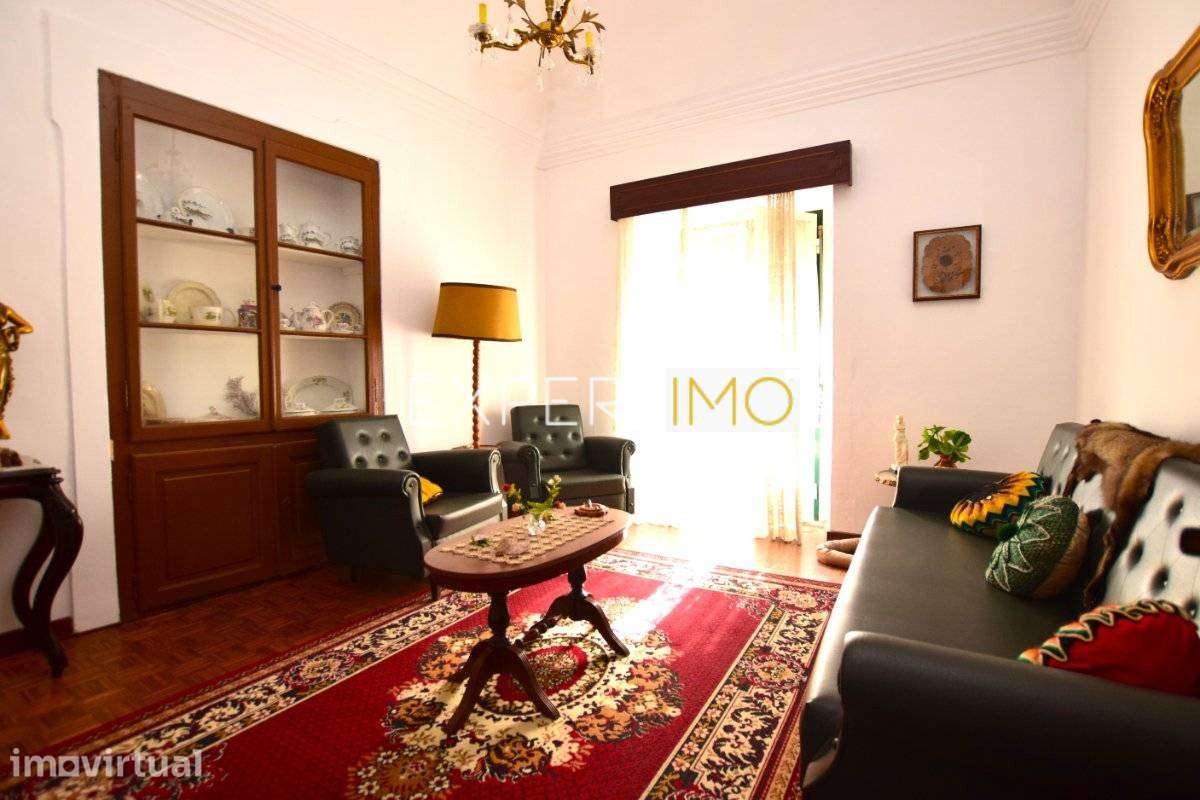 Prédio com 313,20 m2 em Gaveto, na Rua Principal da Vila de Redondo - Grande imagem: 2/33
