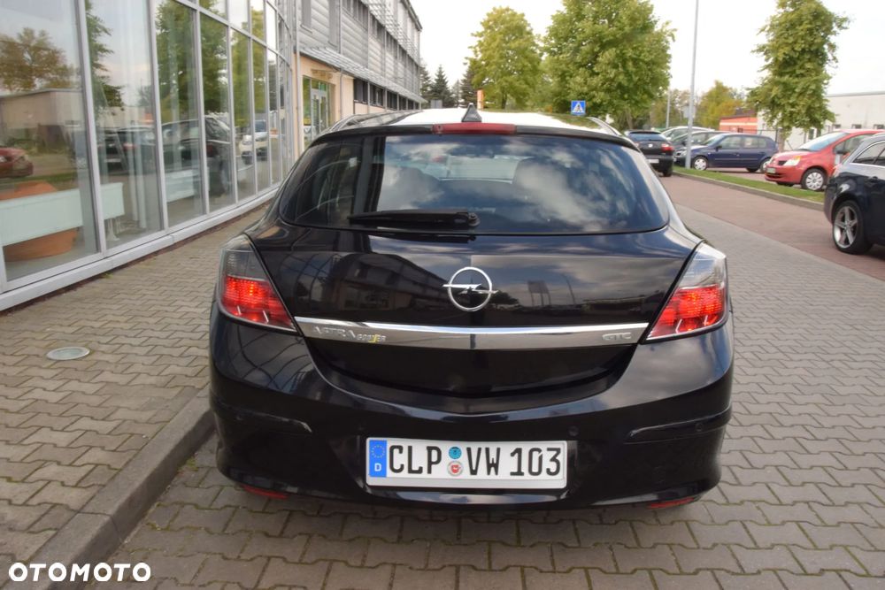 Opel Astra GTC 1.6 Black&White - 13