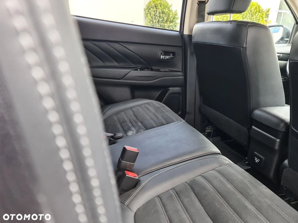 Mitsubishi Outlander 2.0 4WD Plug-In Hybrid Plus - 34