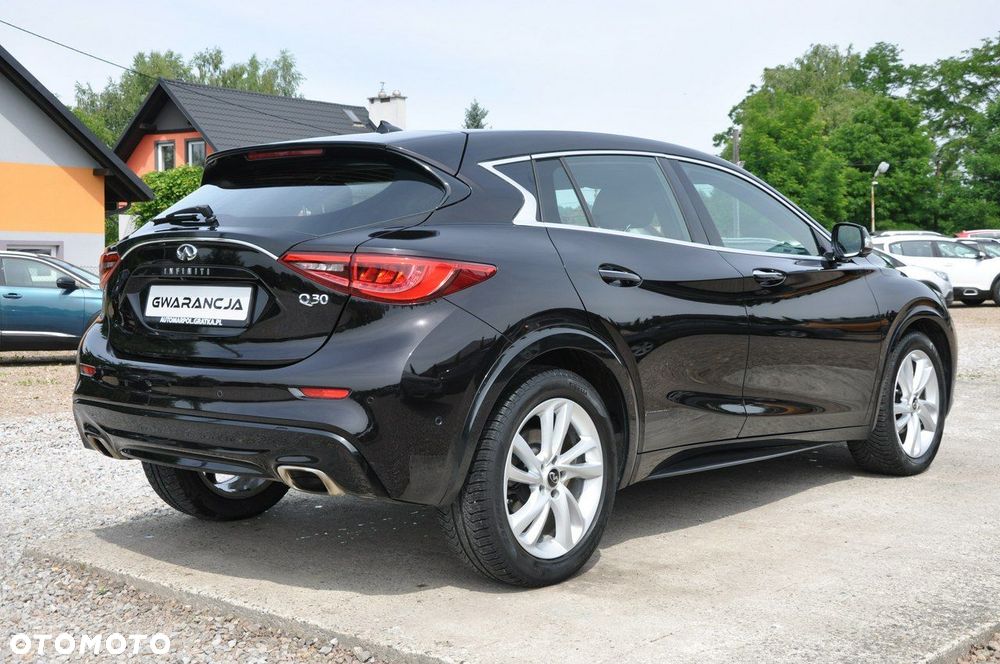 Infiniti Q30 1.6t DCT Premium Tech - 11