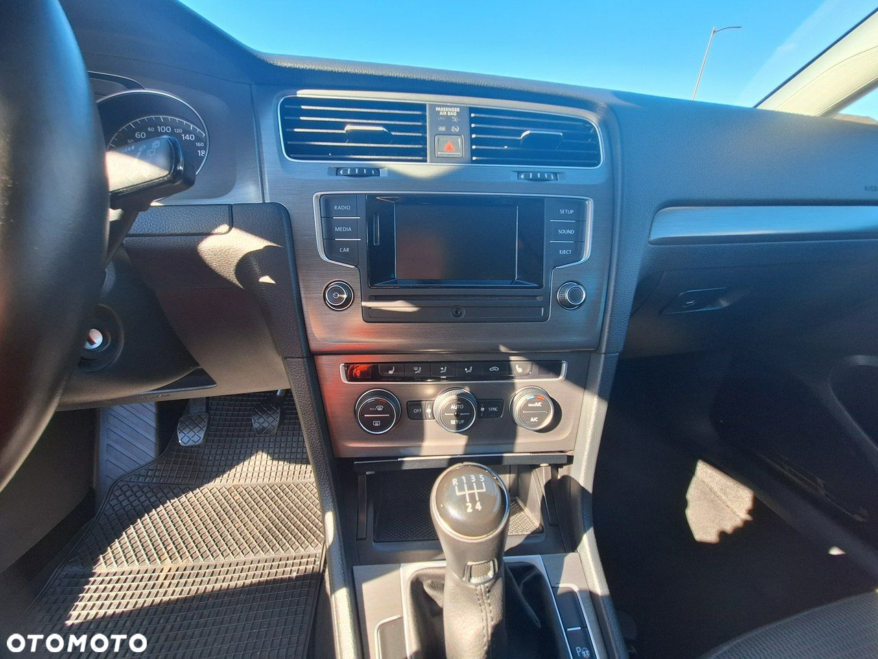 Volkswagen Golf 1.6 TDI BlueMotion Technology Comfortline - 23