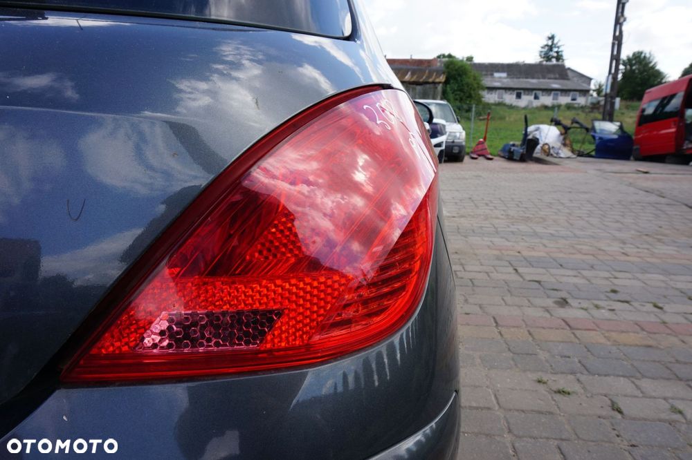 LAMPA TYLNA PRAWA 308 I T7 5D HB  PEUGEOT 2007-2011 - 2