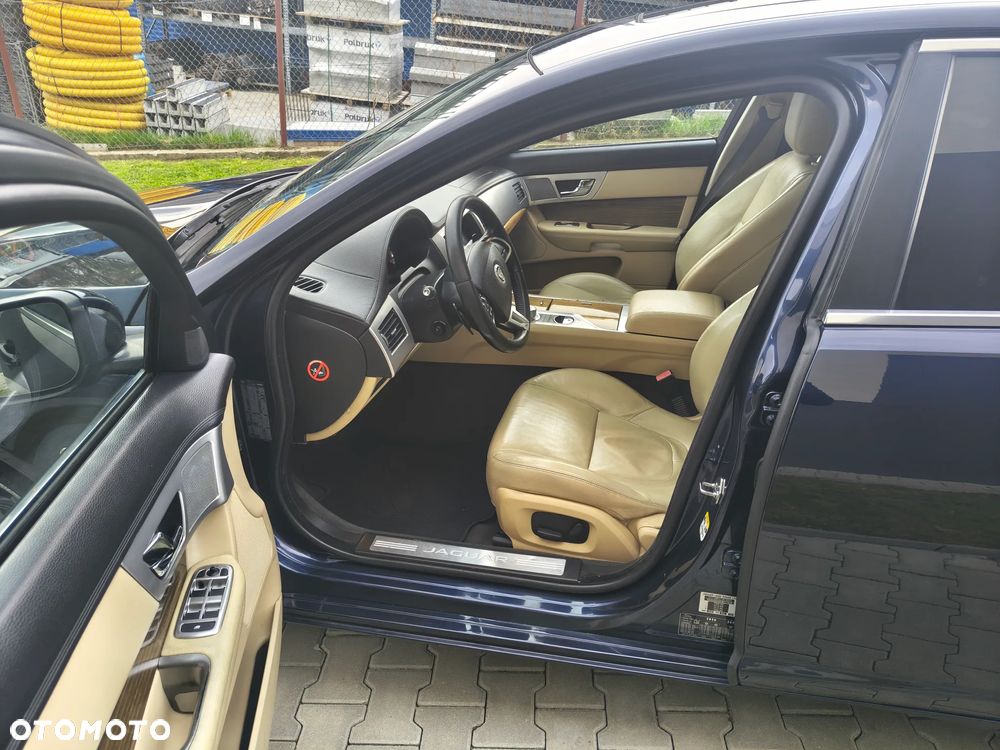 Jaguar XF 3.0 V6 D Luxury - 7
