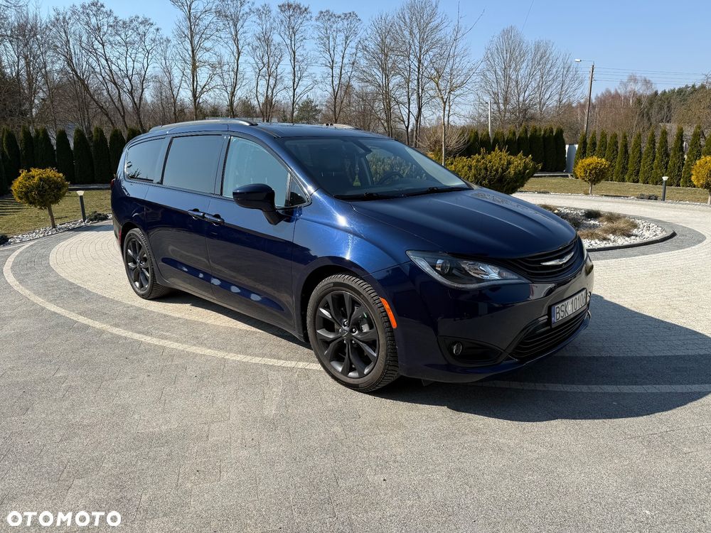Chrysler Pacifica - 1
