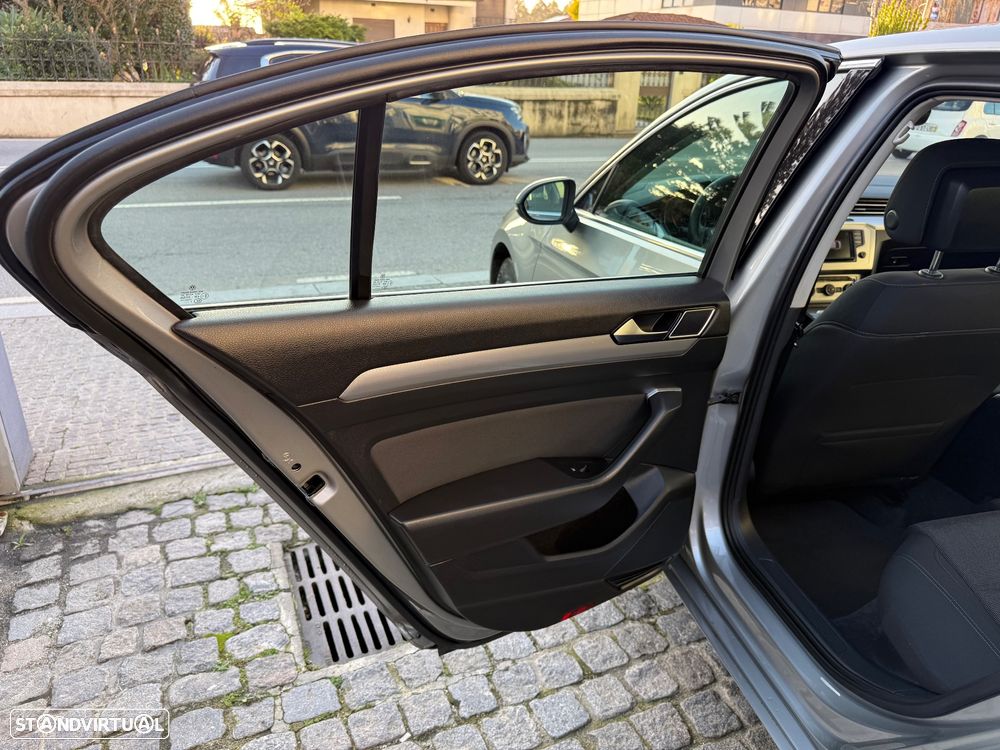 VW Passat 1.6 TDI Highline - 42