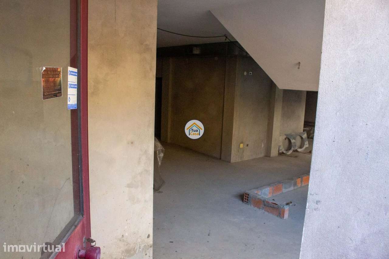 LOJA À VENDA – 242 m2 EM GAIA | ZONA PRIVILEGIADA - Grande imagem: 2/9