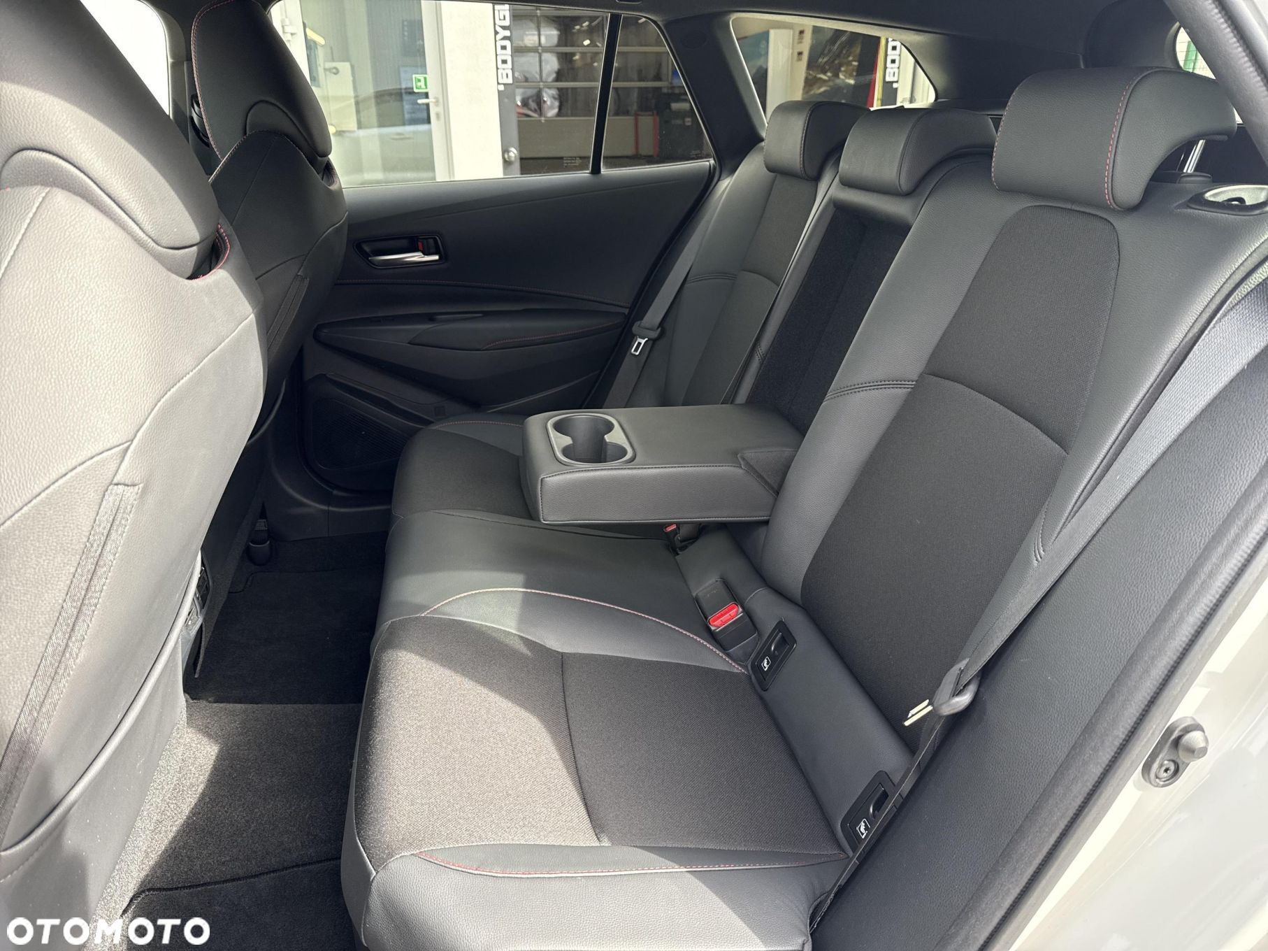 Toyota Corolla 2.0 Hybrid GR Sport Dynamic - 14