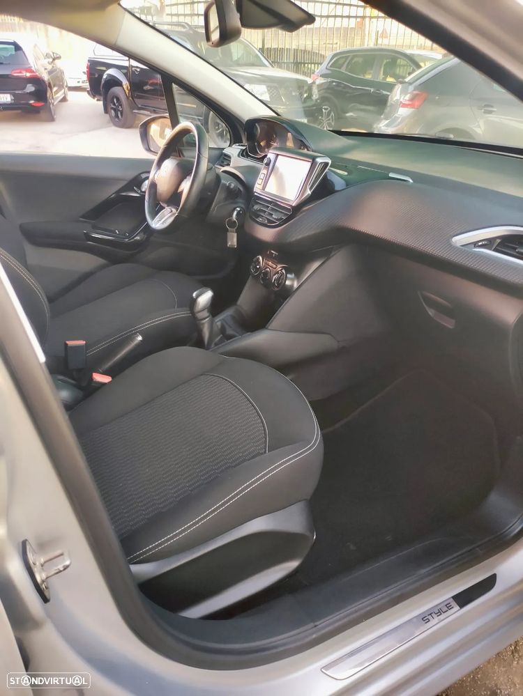 Peugeot 208 1.2 VTi SE Style - 13