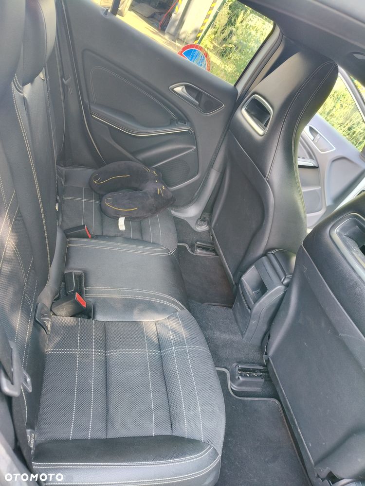 Mercedes-Benz GLA 200 7G-DCT - 12