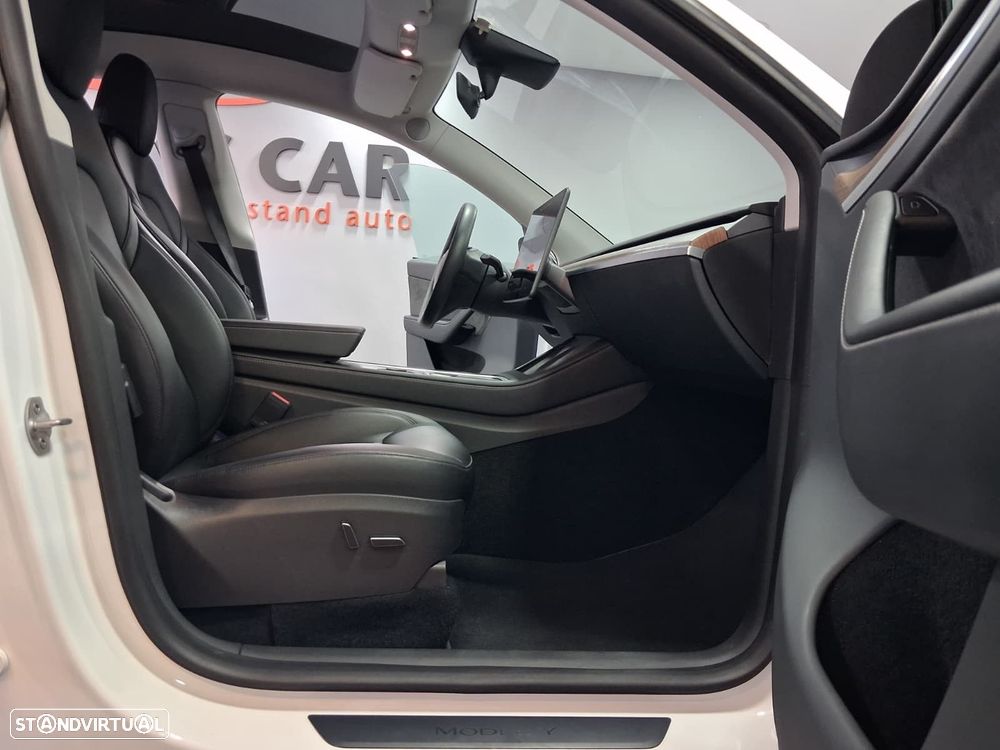 Tesla Model Y - 12