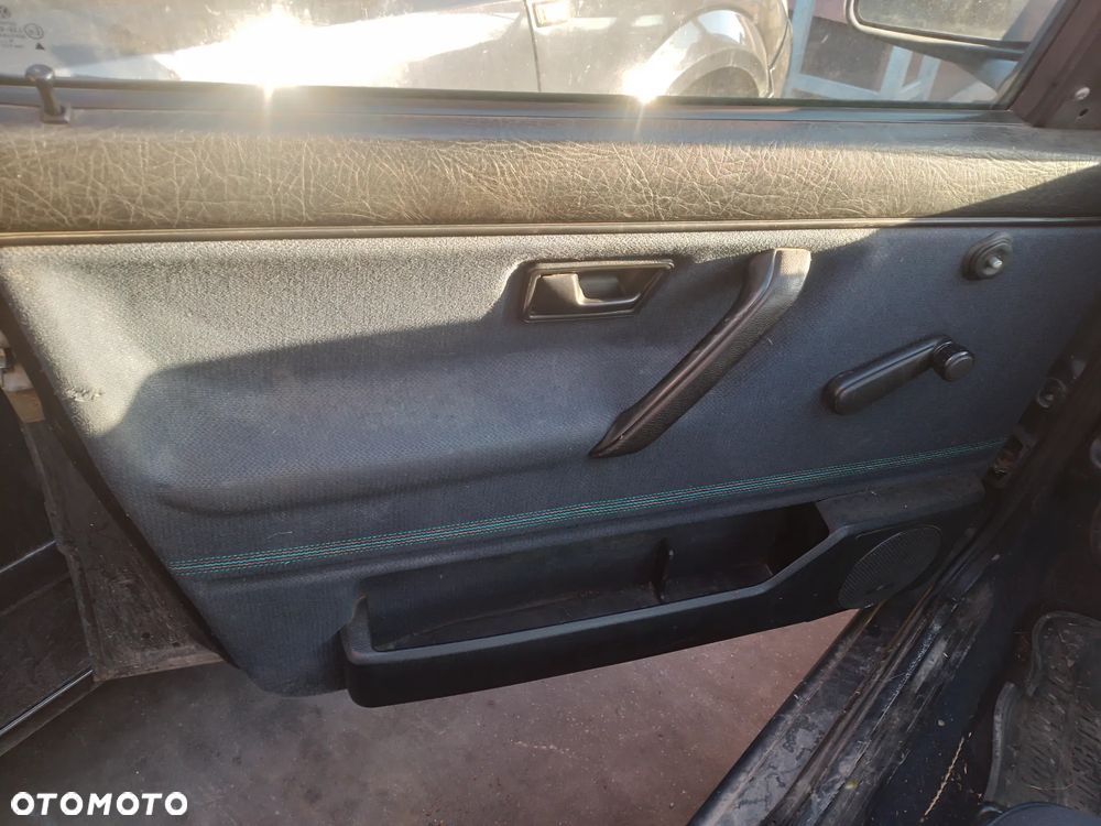VW GOLF II  1.6 PN    BŁOTNIK PRAWY LEWY PRZÓD  LA7U - 18