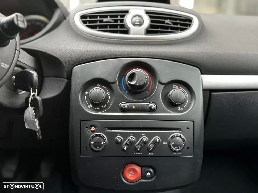 Renault Clio 1.2 16V Confort Authentique - 10