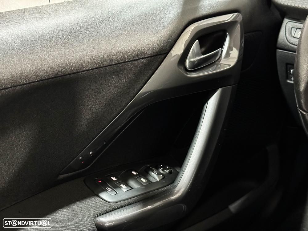 Peugeot 2008 1.2 PureTech Allure - 21