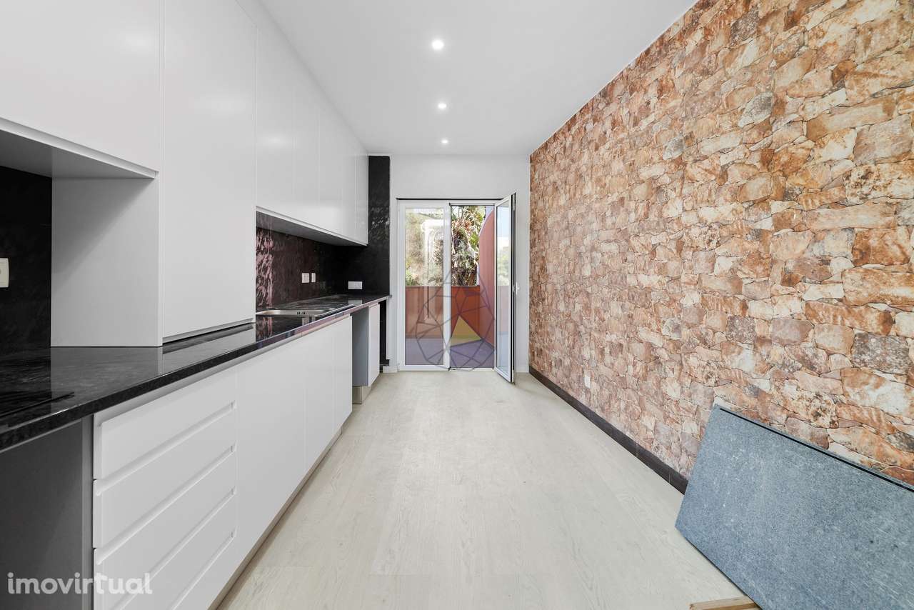 Moradia em banda em fase final de renovação, possui 3 quartos, 4 casas - Grande imagem: 2/50