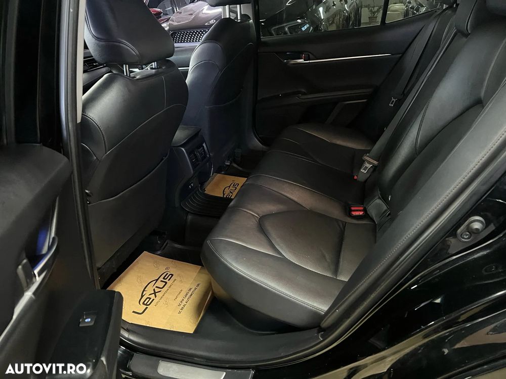 Toyota Camry Luxury - 18