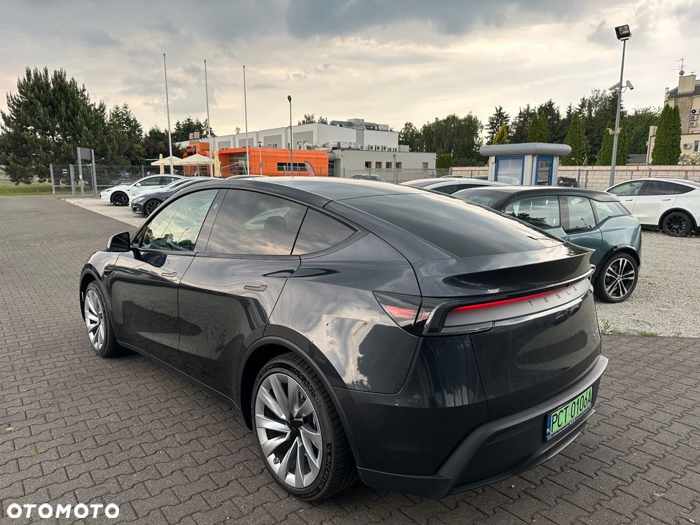 Tesla Model Y - 12