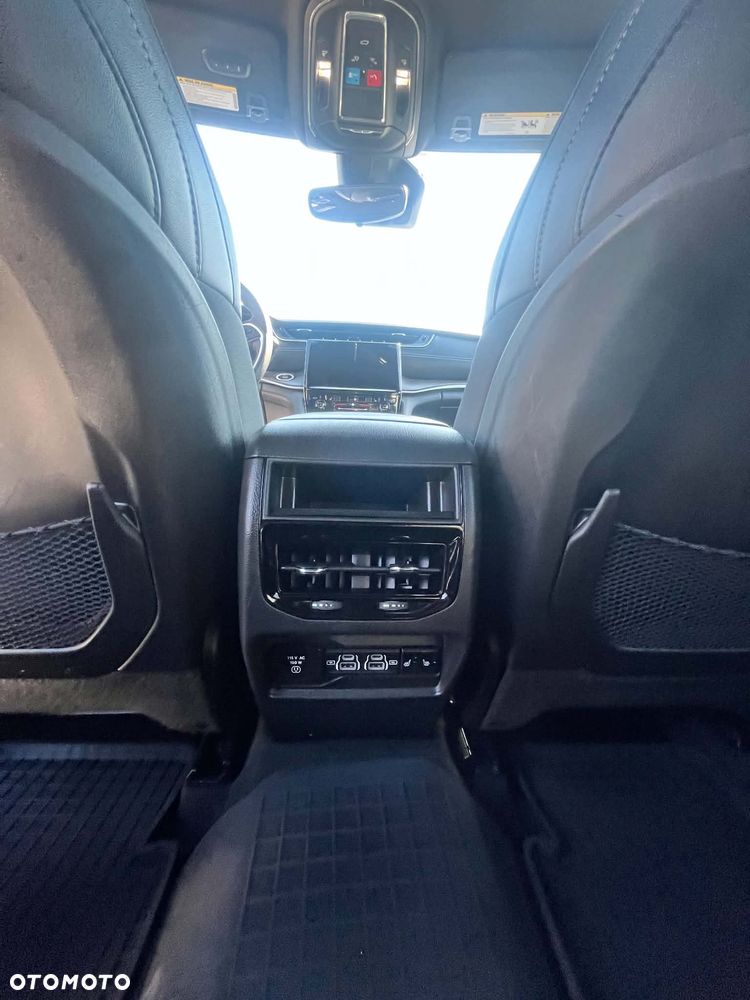 Jeep Grand Cherokee - 12