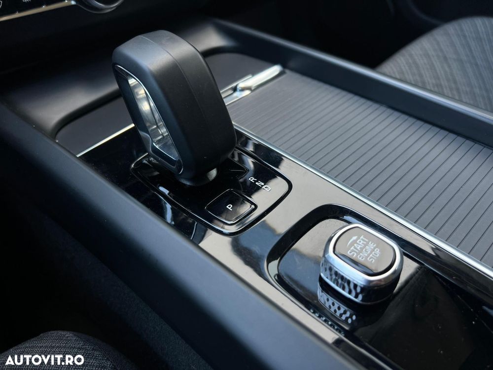 Volvo XC 60 B4 MHEV AT AWD Core - 17