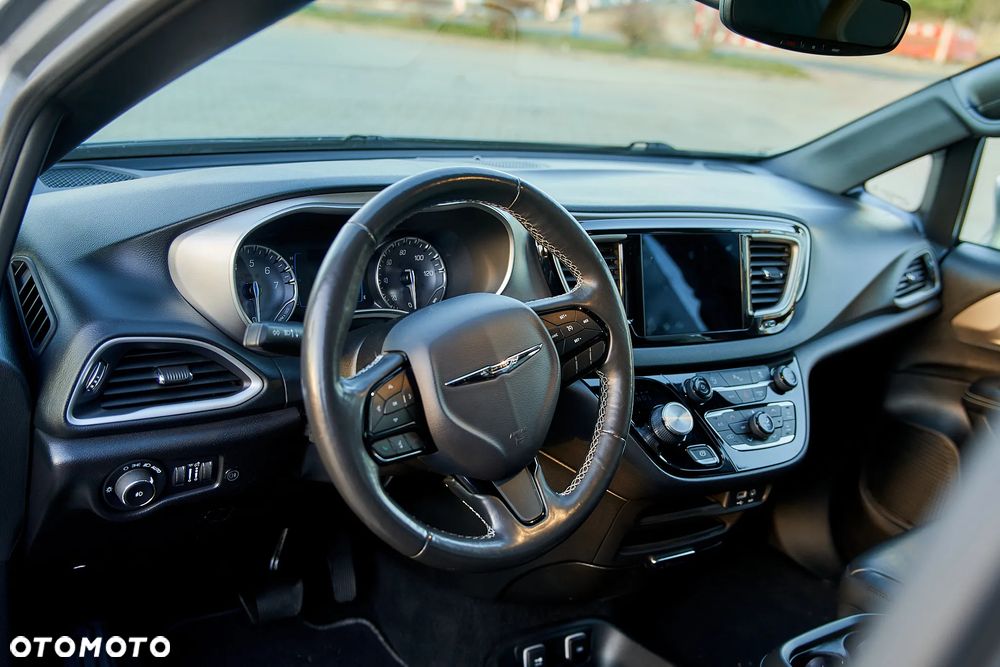 Chrysler Pacifica - 13