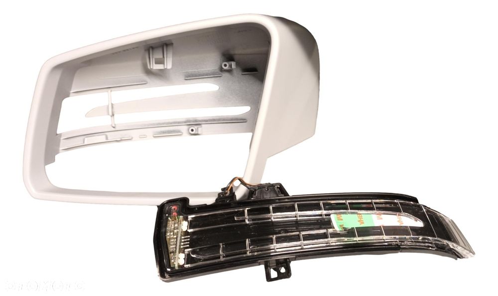 MERCEDES W204 Obudowa lusterka kierunkowskaz lewy - 1