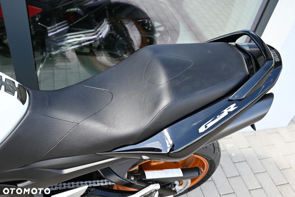 Suzuki GSR - 12