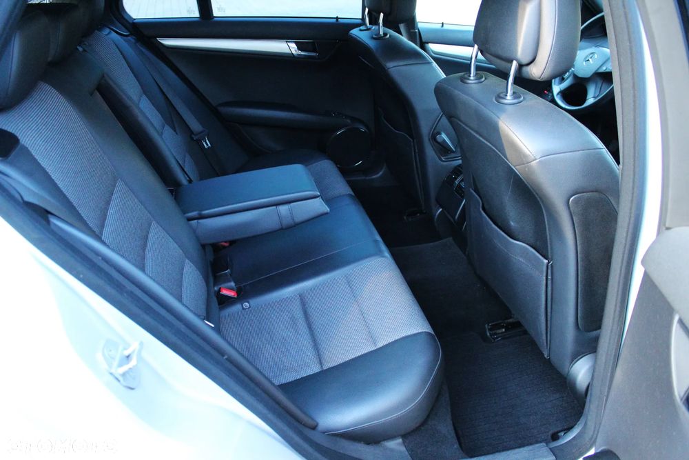 Mercedes-Benz Klasa C 180 T CGI Automatik BlueEFFICIENCY Avantgarde - 18