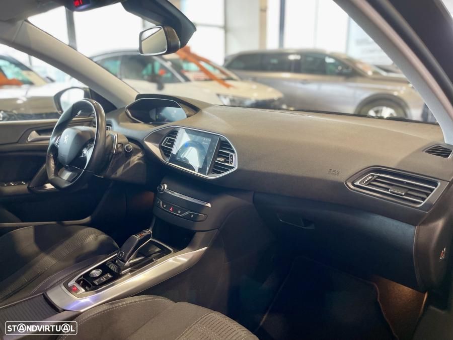 Peugeot 308 SW 1.2 PureTech Allure Pack EAT8 — fotografia 29