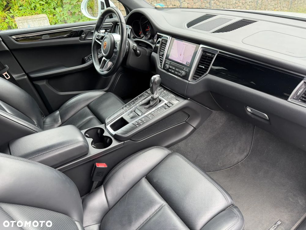 Porsche Macan - 24