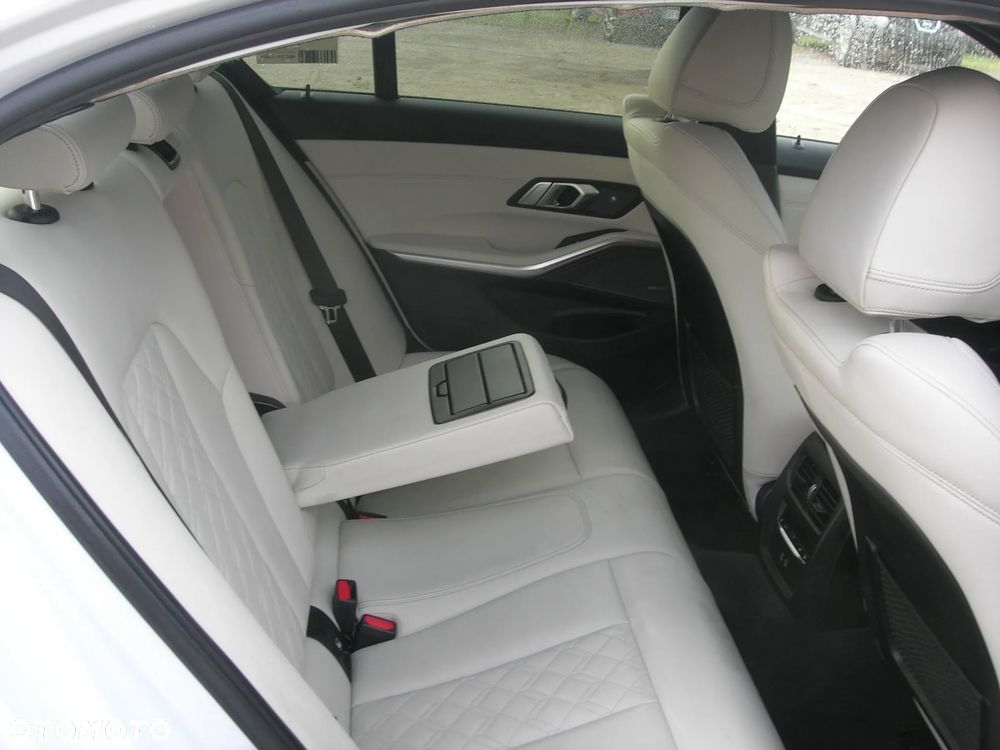 BMW Seria 3 330d xDrive - 22