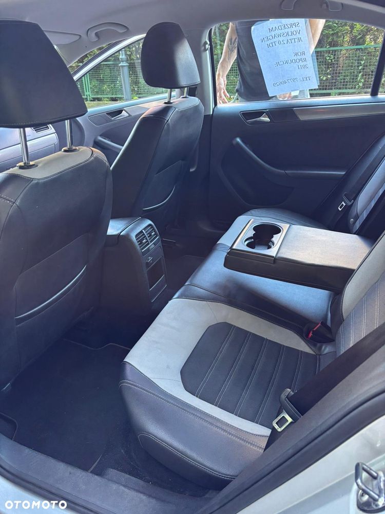 Volkswagen Jetta 2.0 TDI Highline - 4