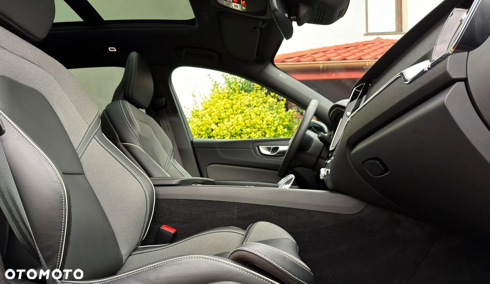 Volvo XC 60 B4 D AWD Plus Dark - 8