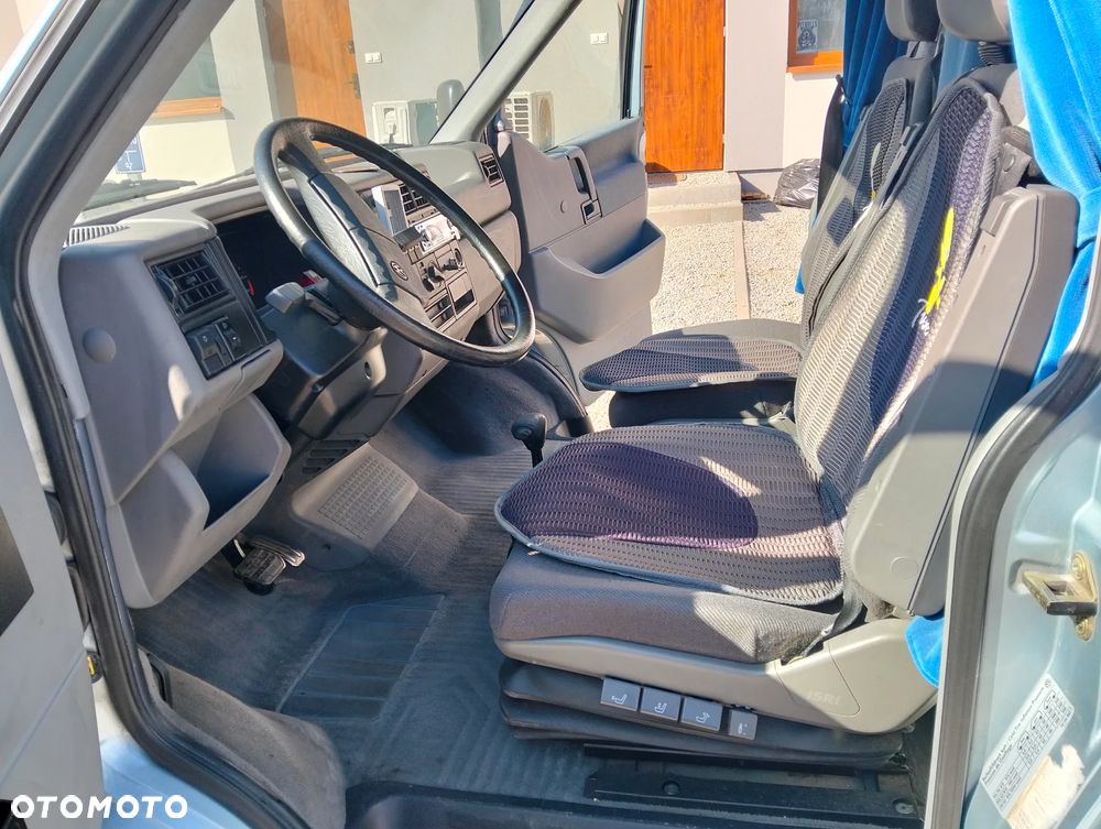 Volkswagen Caravelle - 25