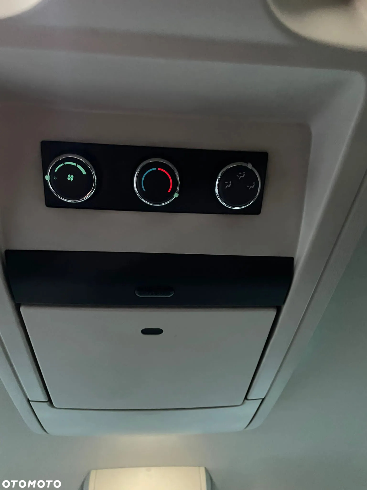 Chrysler Town & Country - 11