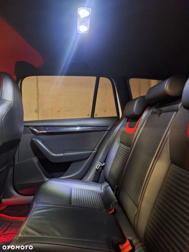 Skoda Octavia Combi 2.0 TDI RS - 22