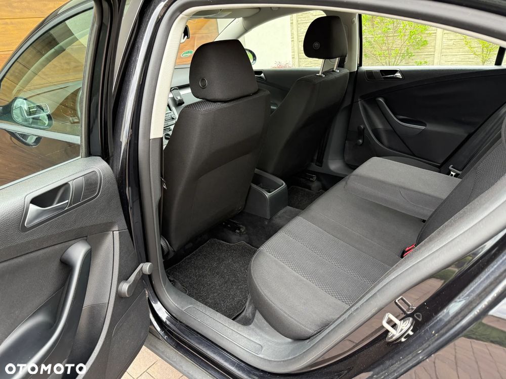 Volkswagen Passat - 13