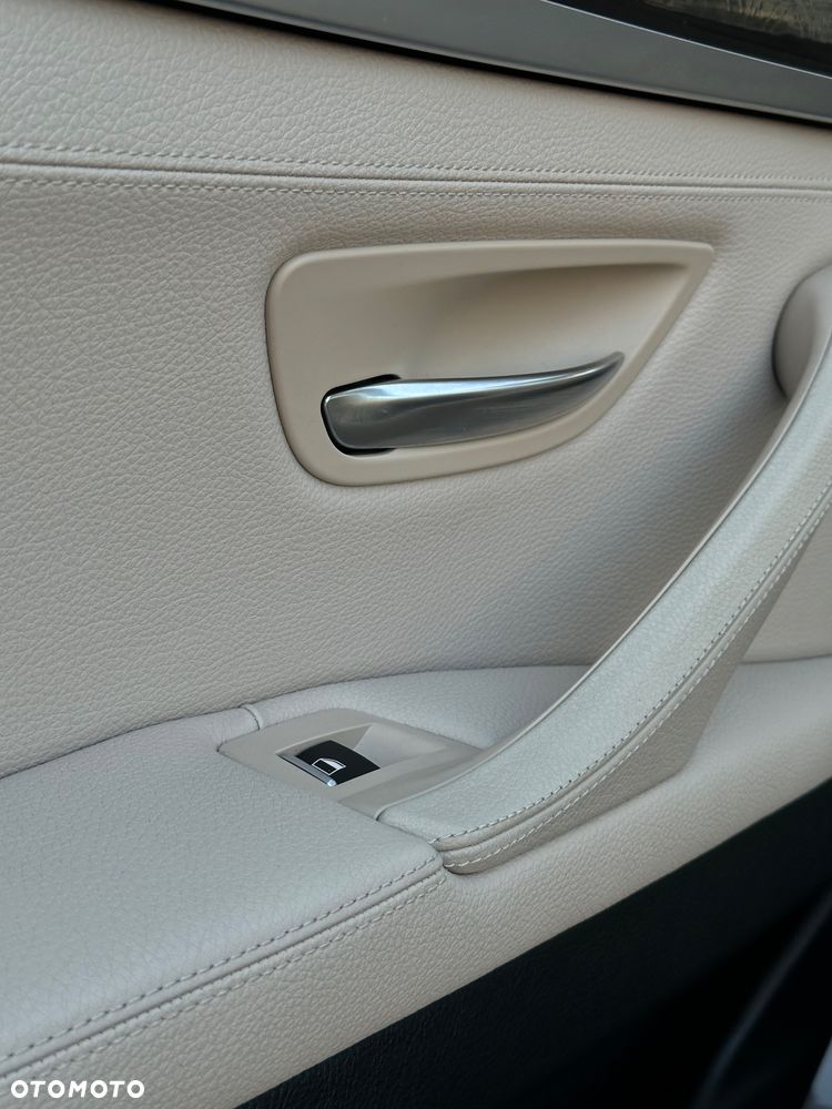 BMW Seria 5 528i xDrive Sport-Aut - 28