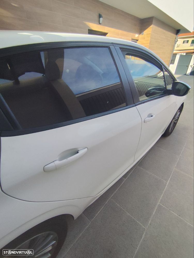 Peugeot 208 1.6 BlueHDi Style - 4