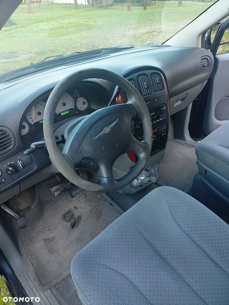 Chrysler Town & Country 3.3L LX - 8