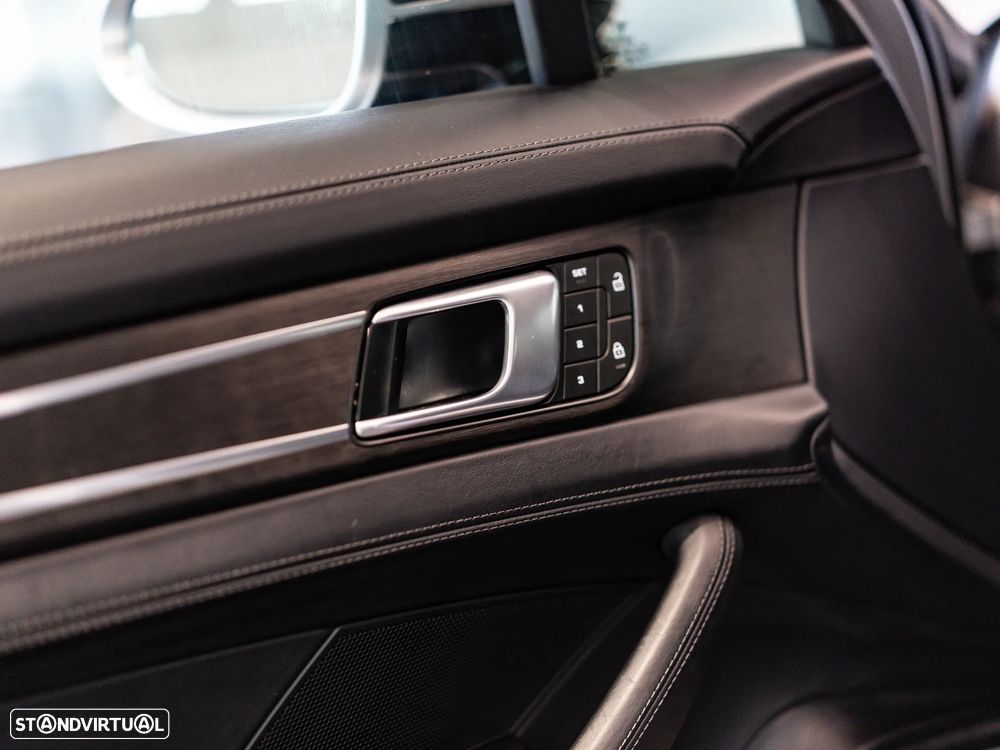 Porsche Panamera Sport Turismo 4 E-Hybrid Platinum Edition - 36