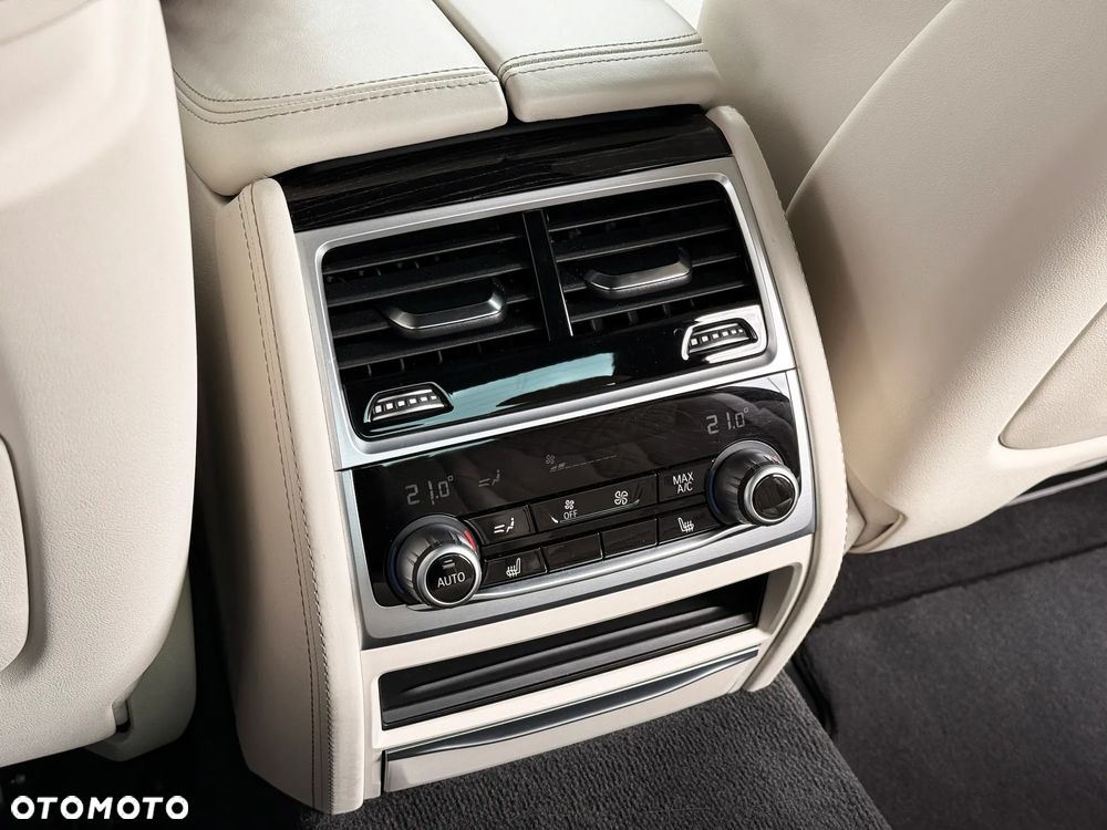 BMW Seria 7 750i xDrive - 32