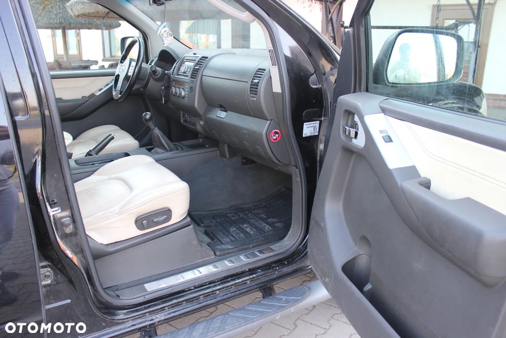 Nissan Navara 2.5 D Platinum - 12