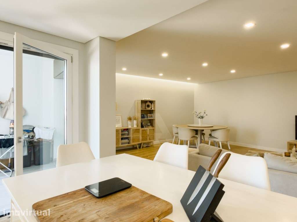 Apartamento T3 em Porto Salvo com 3 suítes, garagem e arrecadação - Grande imagem: 4/42