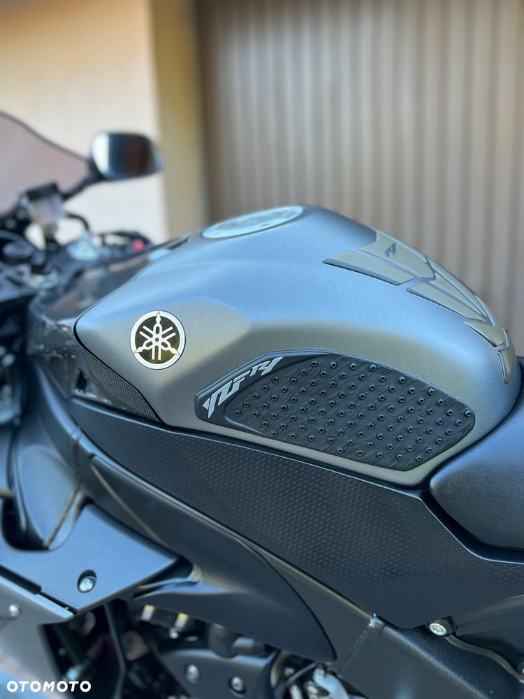 Yamaha R1 - 30